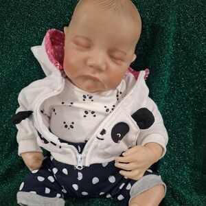 Reborn Baby Doll With Plastic Limbe And Head.Body Is Cloth And Stuffed.lashes